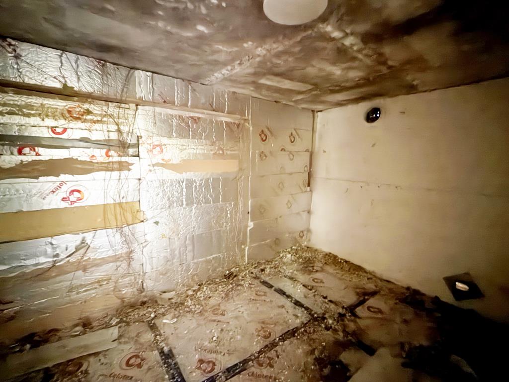 Lot: 112 - END-TERRACE HOUSE FOR IMPROVEMENT - Store Room in House in need of Refurbishment